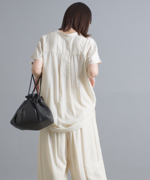 OMNES Another Edition（オムネス アナザーエディション）の「シルクタッチフラップポケットスキッパープルオーバー（シャツ/ブラウス・レディース・ブラック/イエロー/アイボリー/ラベンダー・FREE）」の17枚目の写真