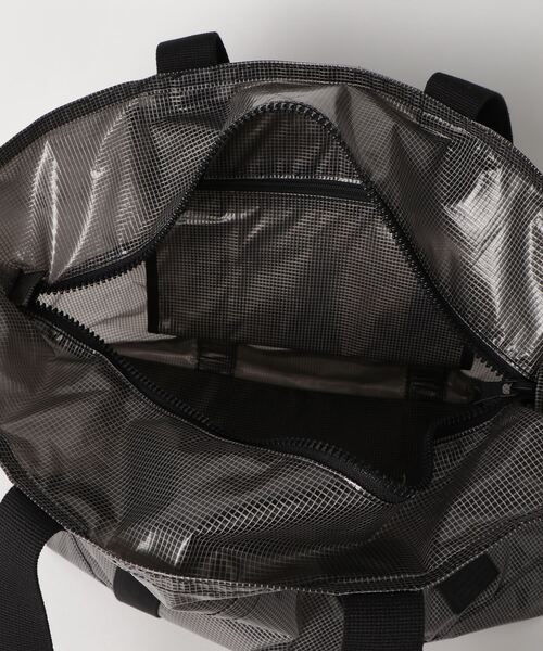 Banana Republic（バナナリパブリック）の「ラミネートメッシュ ラージ トートバッグ（トートバッグ・メンズ・グレー・ONE SIZE）」の5枚目の写真