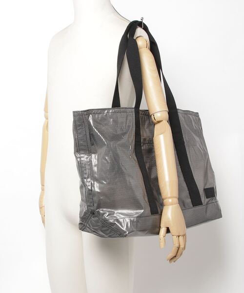 Banana Republic（バナナリパブリック）の「ラミネートメッシュ ラージ トートバッグ（トートバッグ・メンズ・グレー・ONE SIZE）」の6枚目の写真