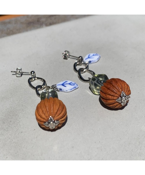 tone（トーン）の「【-lensa-】ウッド×チェコビーズピアス(MA)（ピアス（両耳用）・レディース・ブラウン・FREE）」の4枚目の写真