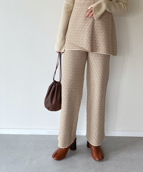 y/m by misato（イムバイミサト）の「ジオメトリックパターンジャガードパンツ（その他パンツ・レディース・ベージュ/ブラック・FREE）」の2枚目の写真