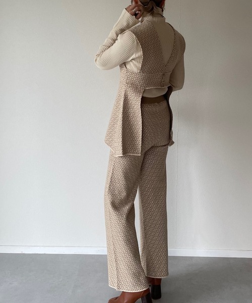 y/m by misato（イムバイミサト）の「ジオメトリックパターンジャガードパンツ（その他パンツ・レディース・ベージュ/ブラック・FREE）」の4枚目の写真