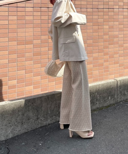 y/m by misato（イムバイミサト）の「ジオメトリックパターンジャガードパンツ（その他パンツ・レディース・ベージュ/ブラック・FREE）」の22枚目の写真