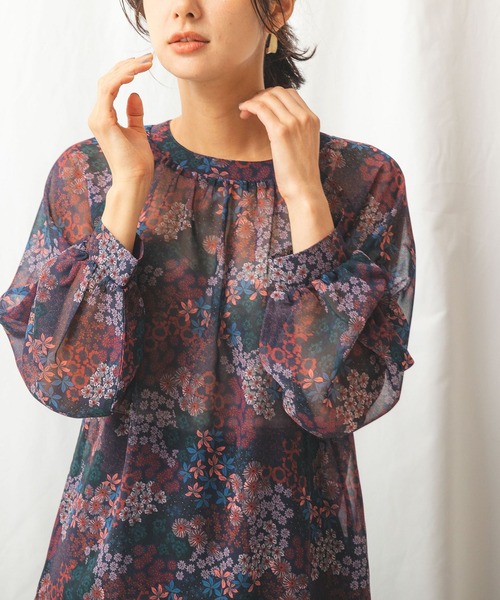 NARACAMICIE（ナラカミーチェ）の「シフォンフラワーギャザーブラウス（シャツ/ブラウス・レディース・ブラック/ネイビー・MEDIUM/X-LARGE）」の3枚目の写真