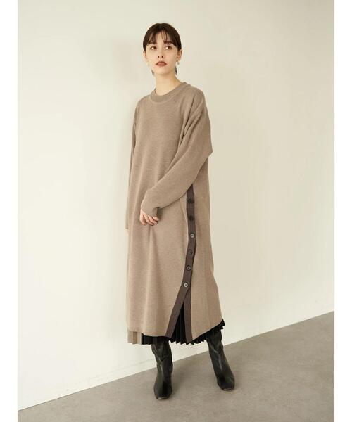 YECCA VECCA（イェッカヴェッカ）の「・2col.釦スリットニットワンピース（ワンピース・レディース・ブラック/ダークベージュ/ブルー・FREE）」の5枚目の写真
