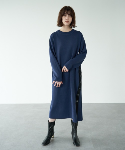 YECCA VECCA（イェッカヴェッカ）の「・2col.釦スリットニットワンピース（ワンピース・レディース・ブラック/ダークベージュ/ブルー・FREE）」の3枚目の写真