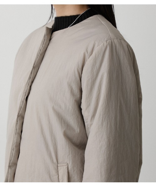 AZUL by moussy（アズールバイマウジー）の「STITCHLESS PADDED COAT/ストレッチパディッドコート（その他アウター・レディース・ライトベージュ/ブラック・SMALL/MEDIUM）」の22枚目の写真