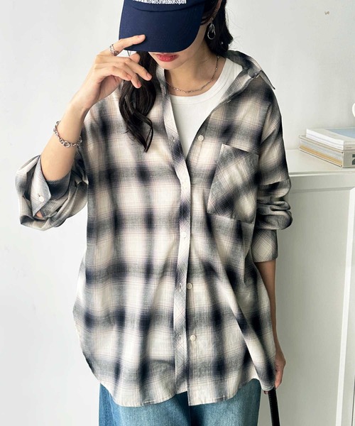 GeeRA(ジーラ)の「【9色/5サイズ展開】オーバーサイズベーシックルーズシャツ(シャツ/ブラウス・レディース・ベージュ/グリーン/ブルー/パープル/ピンク/ブラック/チェック/ホワイト系その他/ブルー系その他/ピンク系その他/ブラック系その他・XX-LARGE/LARGE/SMALL/MEDIUM/X-LARGE)」の4枚目の写真