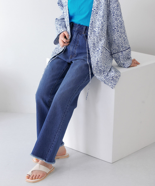 KBF(ケイビーエフ)の「フィットセミフレアデニム(デニムパンツ・レディース・ブラック/ライトブルー/ブルー・38/36)」の3枚目の写真