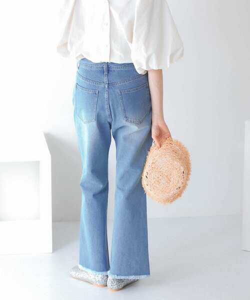 KBF(ケイビーエフ)の「フィットセミフレアデニム(デニムパンツ・レディース・ブラック/ライトブルー/ブルー・38/36)」の2枚目の写真