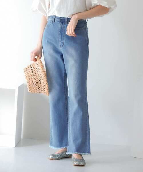 KBF(ケイビーエフ)の「フィットセミフレアデニム(デニムパンツ・レディース・ブラック/ライトブルー/ブルー・38/36)」の4枚目の写真