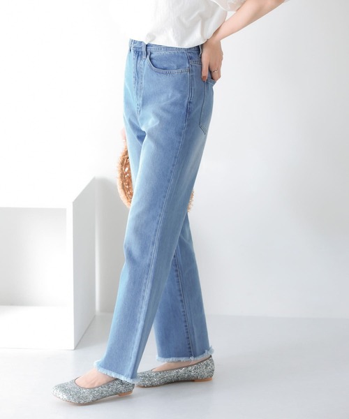 KBF(ケイビーエフ)の「フィットセミフレアデニム(デニムパンツ・レディース・ブラック/ライトブルー/ブルー・38/36)」の5枚目の写真