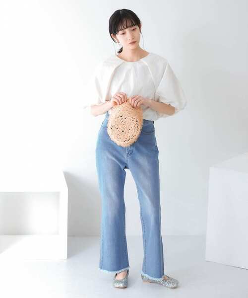 KBF(ケイビーエフ)の「フィットセミフレアデニム(デニムパンツ・レディース・ブラック/ライトブルー/ブルー・38/36)」の6枚目の写真