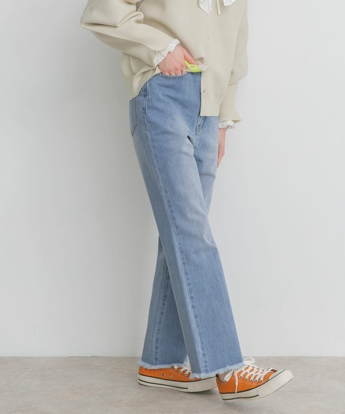 KBF(ケイビーエフ)の「フィットセミフレアデニム(デニムパンツ・レディース・ブラック/ライトブルー/ブルー・38/36)」の9枚目の写真