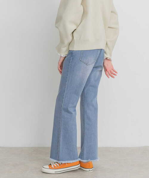 KBF(ケイビーエフ)の「フィットセミフレアデニム(デニムパンツ・レディース・ブラック/ライトブルー/ブルー・38/36)」の11枚目の写真