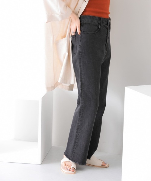 KBF(ケイビーエフ)の「フィットセミフレアデニム(デニムパンツ・レディース・ブラック/ライトブルー/ブルー・38/36)」の14枚目の写真