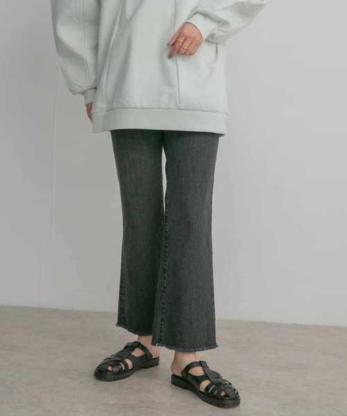 KBF(ケイビーエフ)の「フィットセミフレアデニム(デニムパンツ・レディース・ブラック/ライトブルー/ブルー・38/36)」の18枚目の写真