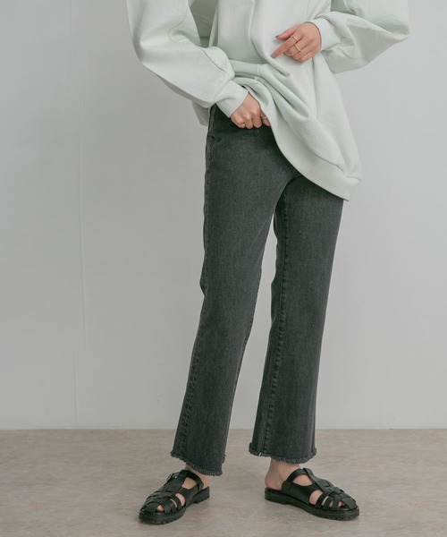 KBF(ケイビーエフ)の「フィットセミフレアデニム(デニムパンツ・レディース・ブラック/ライトブルー/ブルー・38/36)」の19枚目の写真