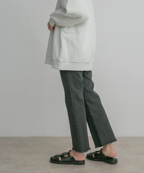 KBF(ケイビーエフ)の「フィットセミフレアデニム(デニムパンツ・レディース・ブラック/ライトブルー/ブルー・38/36)」の20枚目の写真