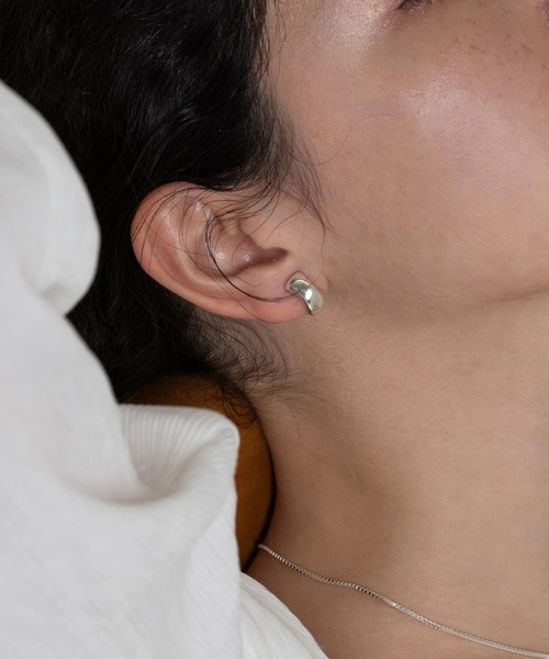 SMELLY(スメリー)の「SMELLY so’ カーブイヤリング(イヤリング・レディース・シルバー・-)」の5枚目の写真