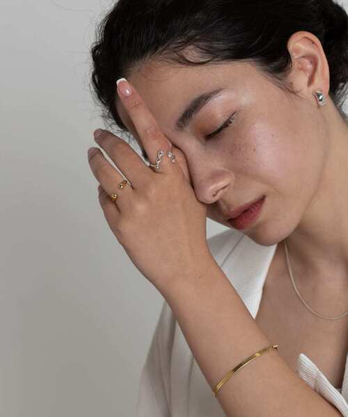 SMELLY(スメリー)の「SMELLY so’ カーブイヤリング(イヤリング・レディース・シルバー・-)」の11枚目の写真