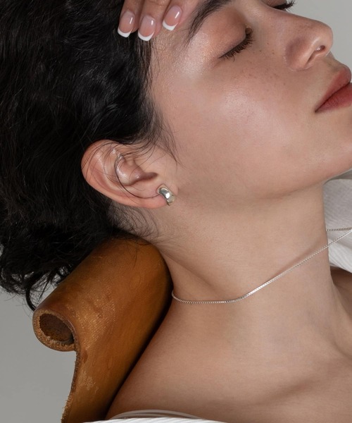 SMELLY(スメリー)の「SMELLY so’ カーブイヤリング(イヤリング・レディース・シルバー・-)」の1枚目の写真