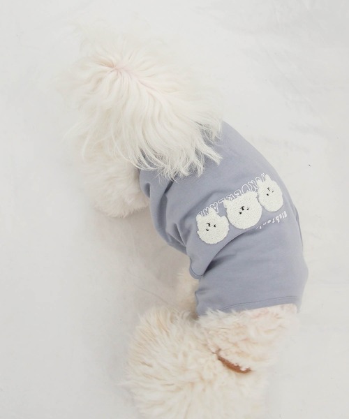 AS KNOW AS plus（アズノゥアズプラス）の「●3匹ぽこぽこ刺繍アニマルＴシャツ　ワンちゃん服（ペットウェア・レディース・オフホワイト/ブルー/オートミール/スミクロ・S/M/L）」の4枚目の写真