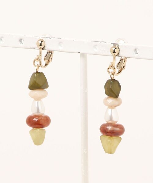 ehka sopo（エヘカソポ）の「樹脂パールミックスイヤリング（イヤリング・レディース・ベージュ/オフホワイト・ﾌﾘ-）」の2枚目の写真