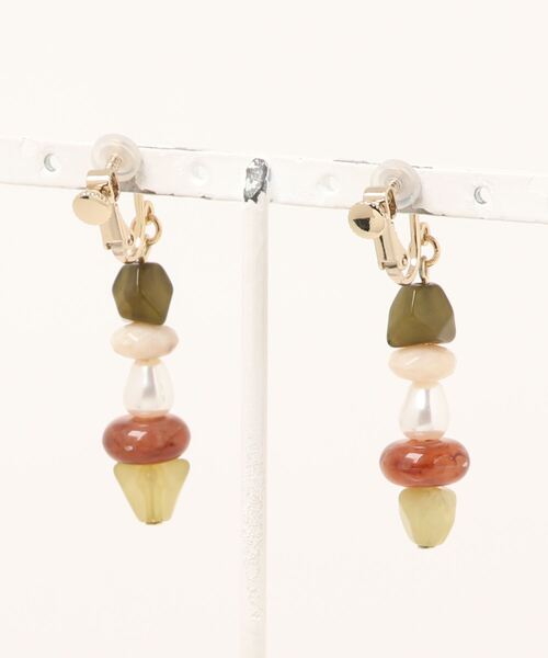 ehka sopo（エヘカソポ）の「樹脂パールミックスイヤリング（イヤリング・レディース・ベージュ/オフホワイト・ﾌﾘ-）」の3枚目の写真
