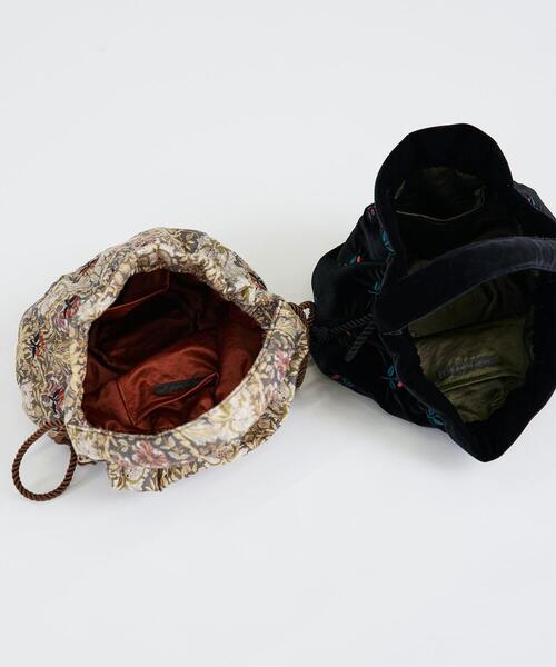 ADIEU TRISTESSE(アデュートリステス)の「ベリー刺繍まんまる巾着バッグ(その他・レディース・ブラック/グレー系その他・FREE)」の4枚目の写真