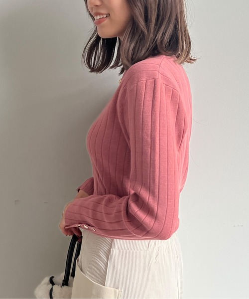 Chez toi(シェトワ)の「袖ボタンワイドリブプルオーバー(ニット/セーター・レディース・ブラック/グレイッシュベージュ/ブラウン/ピンク/グリーン・FREE)」の14枚目の写真