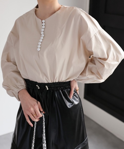 sakishimatokyo(サキシマトーキョー)の「シンプルパールブラウス(シャツ/ブラウス・レディース・オフホワイト/モカ/ブラック/ネイビー/ライトベージュ・FREE)」の4枚目の写真