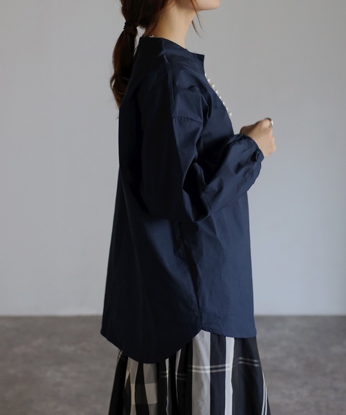 sakishimatokyo(サキシマトーキョー)の「シンプルパールブラウス(シャツ/ブラウス・レディース・オフホワイト/モカ/ブラック/ネイビー/ライトベージュ・FREE)」の6枚目の写真