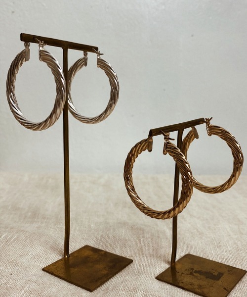 emouv by est(エモーヴバイエスト)の「emouv by est ヴィンテージツイストフープピアス(ピアス(両耳用)・レディース・シルバー/ゴールド・FREE)」の5枚目の写真