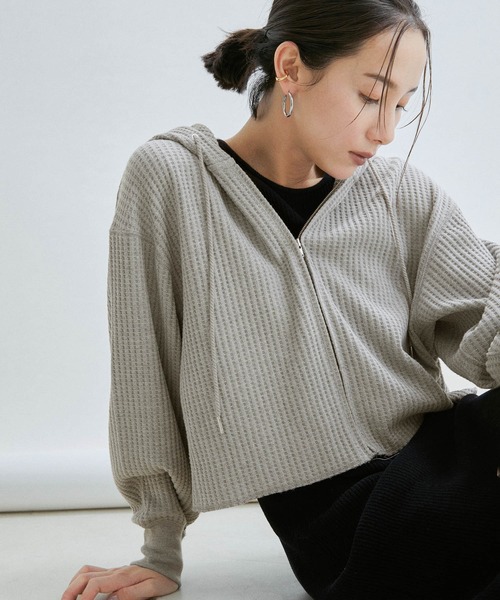 SALON adam et rope'(サロン アダム エ ロペ)の「【WEB限定カラー】ワッフルクロップドパーカー / ワイド / ビッグ(パーカー・レディース・グレー/ブラック/ホワイト・FREE)」の3枚目の写真