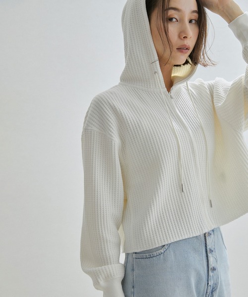 SALON adam et rope'(サロン アダム エ ロペ)の「【WEB限定カラー】ワッフルクロップドパーカー / ワイド / ビッグ(パーカー・レディース・グレー/ブラック/ホワイト・FREE)」の2枚目の写真