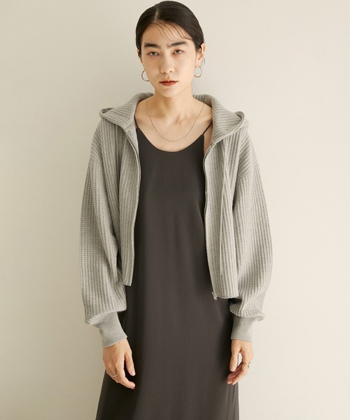 SALON adam et rope'(サロン アダム エ ロペ)の「【WEB限定カラー】ワッフルクロップドパーカー / ワイド / ビッグ(パーカー・レディース・グレー/ブラック/ホワイト・FREE)」の4枚目の写真