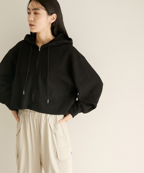 SALON adam et rope'(サロン アダム エ ロペ)の「【WEB限定カラー】ワッフルクロップドパーカー / ワイド / ビッグ(パーカー・レディース・グレー/ブラック/ホワイト・FREE)」の13枚目の写真