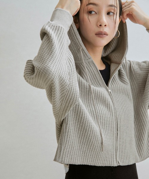 SALON adam et rope'(サロン アダム エ ロペ)の「【WEB限定カラー】ワッフルクロップドパーカー / ワイド / ビッグ(パーカー・レディース・グレー/ブラック/ホワイト・FREE)」の15枚目の写真