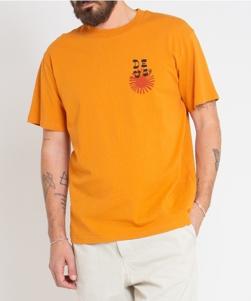 DEUS EX MACHINA(デウスエクスマキナ)の「SUNSTROKE TEE(Tシャツ/カットソー・メンズ・オフホワイト/オレンジ・SMALL/MEDIUM/LARGE)」の1枚目の写真