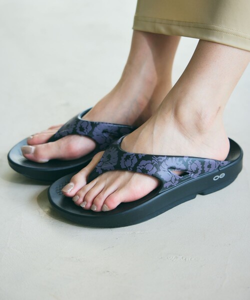 FREAK'S STORE(フリークスストア)の「OOFOS/ウーフォス OOriginal Limited/ウーオリジナルリミテッド(トングサンダル)(サンダル・レディース・グリーン/ブラック/ラベンダー・8/7/6)」の6枚目の写真