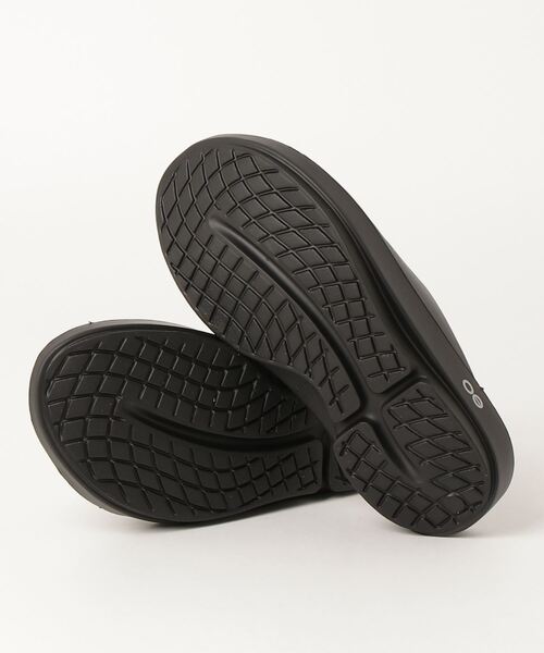 OOFOS(ウーフォス)の「ウーフォス OOFOS OOahh_Black(サンダル・メンズ・ブラック・28.0cm/27.0cm/26.0cm/23.0cm/25.0cm/24.0cm)」の2枚目の写真
