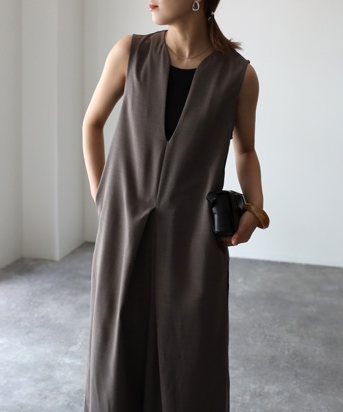 Riberry（リベリー）の「深Vネックサロペット（サロペット/オーバーオール・レディース・ブラック/グレイッシュベージュ/ベージュ/カーキ・MEDIUM）」の4枚目の写真