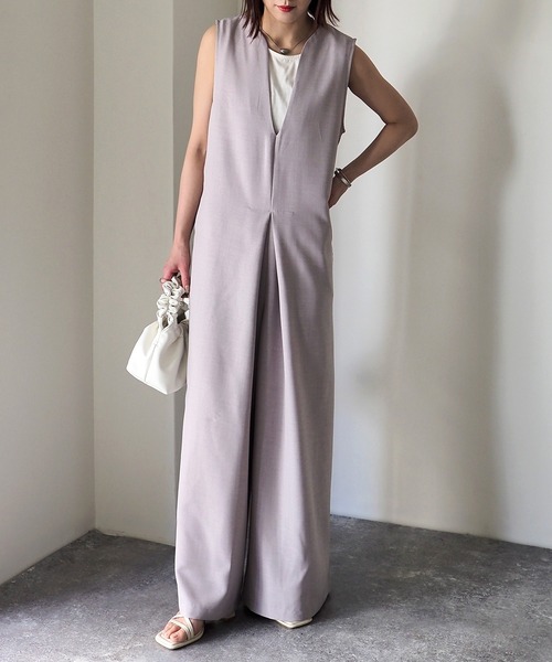 Riberry（リベリー）の「深Vネックサロペット（サロペット/オーバーオール・レディース・ブラック/グレイッシュベージュ/ベージュ/カーキ・MEDIUM）」の3枚目の写真