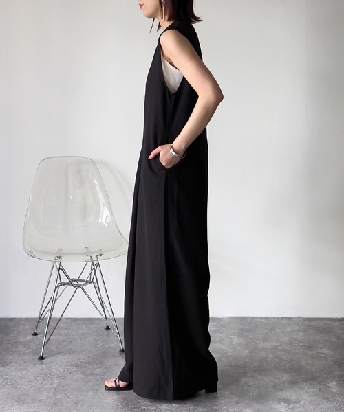 Riberry（リベリー）の「深Vネックサロペット（サロペット/オーバーオール・レディース・ブラック/グレイッシュベージュ/ベージュ/カーキ・MEDIUM）」の5枚目の写真