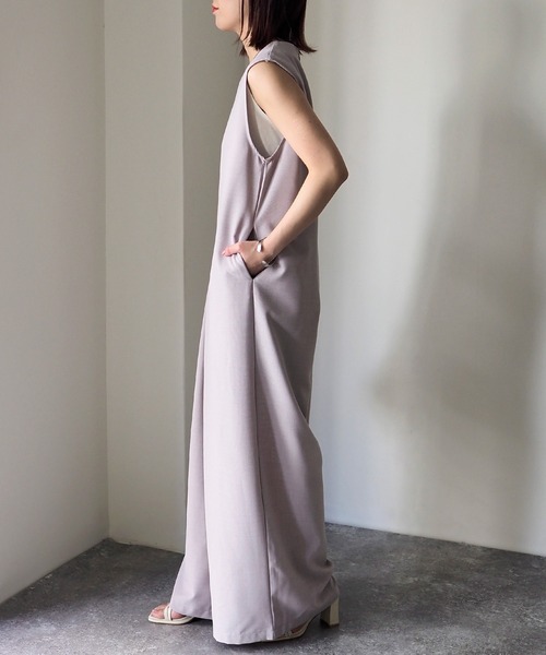 Riberry（リベリー）の「深Vネックサロペット（サロペット/オーバーオール・レディース・ブラック/グレイッシュベージュ/ベージュ/カーキ・MEDIUM）」の7枚目の写真