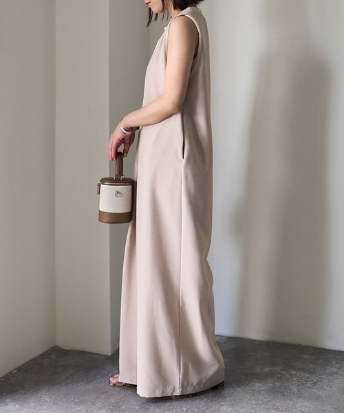 Riberry（リベリー）の「深Vネックサロペット（サロペット/オーバーオール・レディース・ブラック/グレイッシュベージュ/ベージュ/カーキ・MEDIUM）」の10枚目の写真