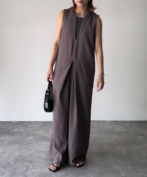 Riberry（リベリー）の「深Vネックサロペット（サロペット/オーバーオール・レディース・ブラック/グレイッシュベージュ/ベージュ/カーキ・MEDIUM）」の11枚目の写真