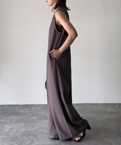 Riberry（リベリー）の「深Vネックサロペット（サロペット/オーバーオール・レディース・ブラック/グレイッシュベージュ/ベージュ/カーキ・MEDIUM）」の13枚目の写真