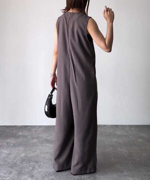 Riberry（リベリー）の「深Vネックサロペット（サロペット/オーバーオール・レディース・ブラック/グレイッシュベージュ/ベージュ/カーキ・MEDIUM）」の14枚目の写真